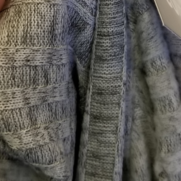 Minimalist Chic Flounce Sleeve Blouse - Picture 7 of 7